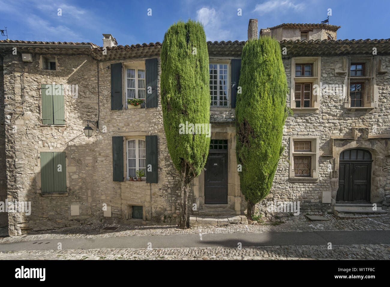 Alley in roman town Vaison la Romaine , Provence, Provence-Alpes-Côte d'Azur, Vaucluse, France Stock Photo
