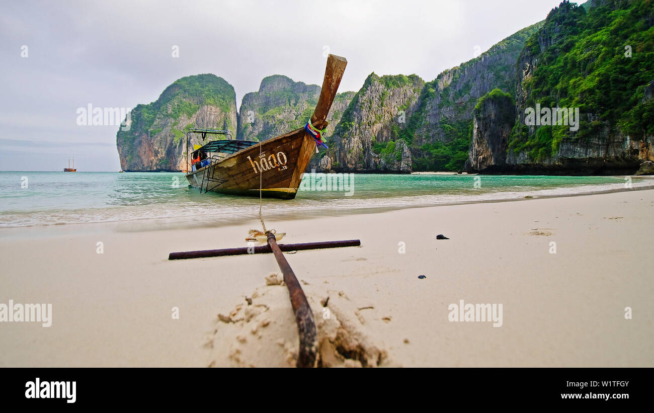 Longtailboat at anchor at the famouse Maya Beach, Ko Phi Phi Leh, Andaman sea, Krabi, Thailand Stock Photo