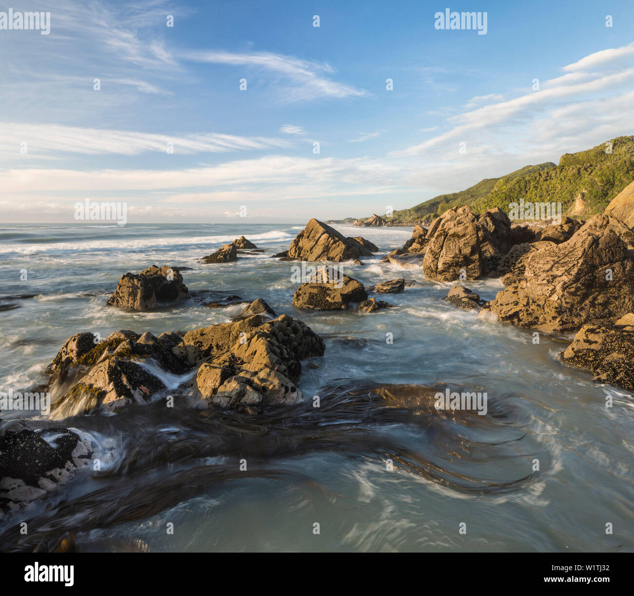 rocky-coastline-west-coast-south-island-tasman-sea-new-zealand