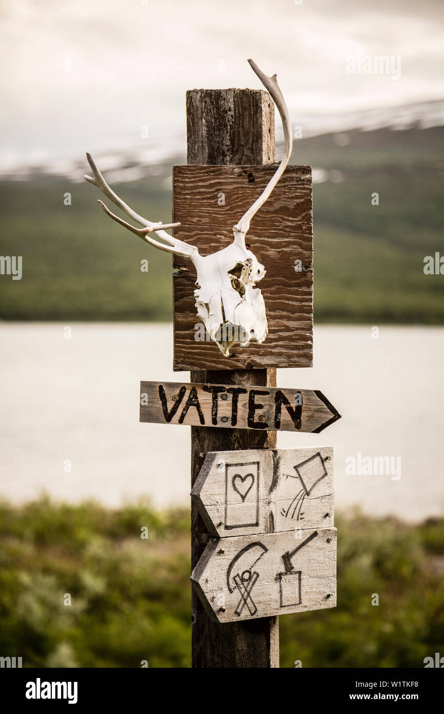 Signpost and reindeerscull. How to use the hut. Kungsleden Trekking, Laponia, Lappland, Schweden. Stock Photo