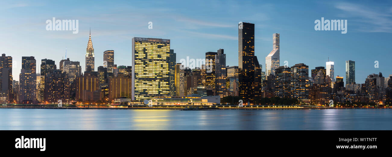Blick Richtung Manhatten von Gantry Plaza State Park, East River, Long Island, New York City, New York, USA Stock Photo