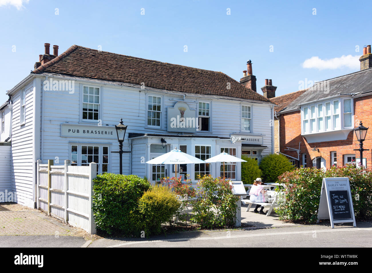 The 18th century Barley Mow Pub, The Green, Englefield Green, Surrey, England, United Kingdom Stock Photo