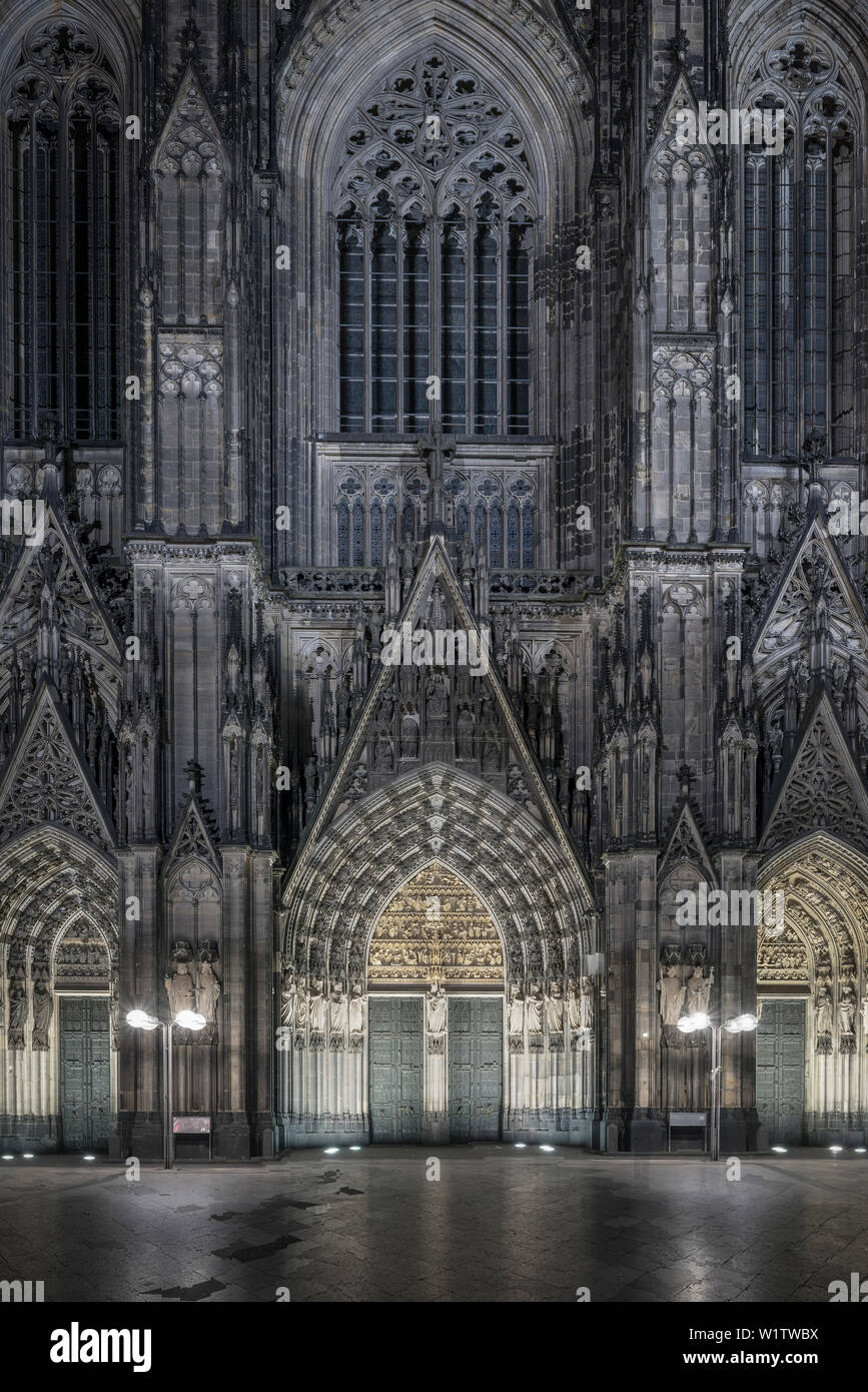 UNESCO World Heritage Cathedral cathedral at night, western fascade, Cologne, North Rhine-Westphalia, Germany Stock Photo