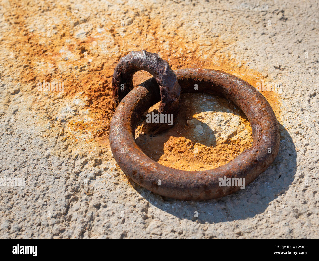 Rusty Metal Rings Mooring pier rusted wall hi-res stock photography and images - Alamy