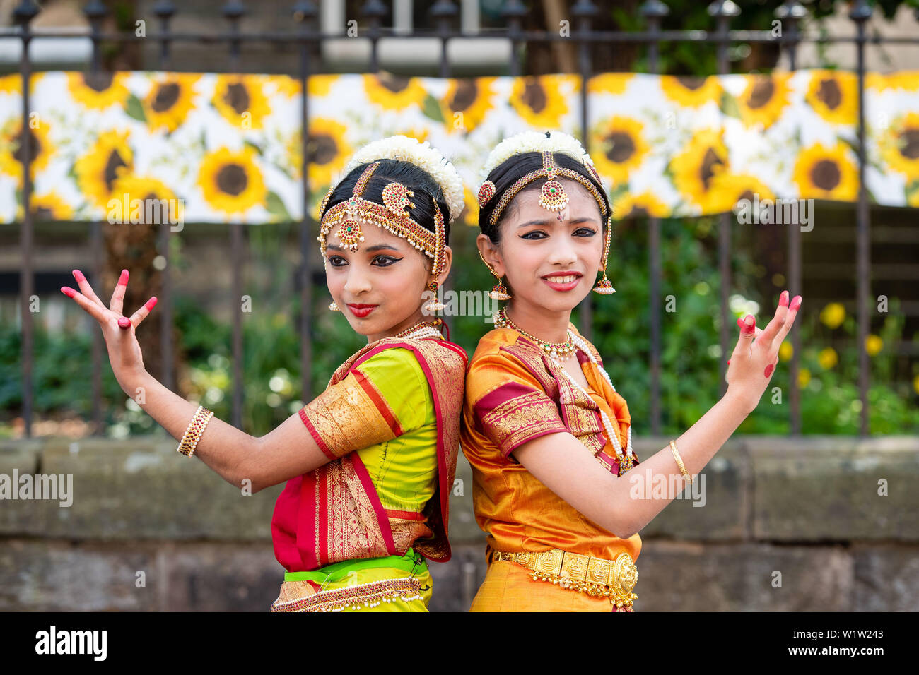 Stockbridge Summer Solstice, Raeburn Place Flora Stevenson pupils Aadhya Chadalawada and Athena Tilak  Dance ihayami school of arts Stock Photo