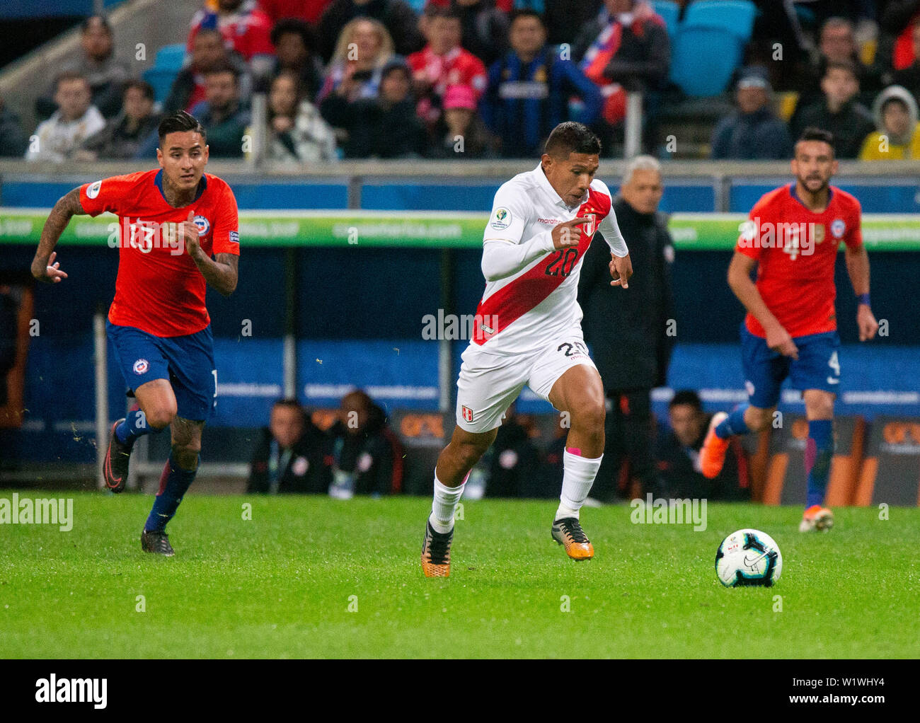 Porto Alegre, Brazil. 03rd July, 2019. Edíson Flores contests a bid during the match between Chile and Peru, valid for the semifinal of Copa América 2019, held this Wednesday (03) at the Arena of Grêmio, in Porto Alegre, RS. Credit: Raul Pereira/FotoArena/Alamy Live News Stock Photo