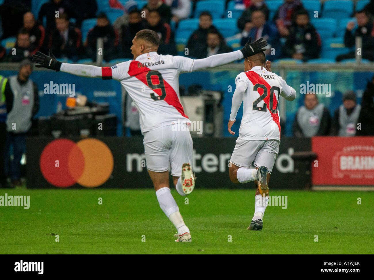 Porto Alegre, Brazil. 03rd July, 2019. Edíson Flores celebrates goal during the match between Chile and Peru, valid for the semifinal of Copa America 2019, held this Wednesday (03) at the Arena of Grêmio, in Porto Alegre, RS. Credit: Raul Pereira/FotoArena/Alamy Live News Stock Photo