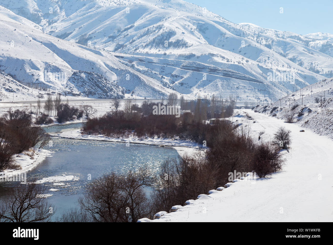 Frozen river snowy mountain hi-res stock photography and images - Alamy