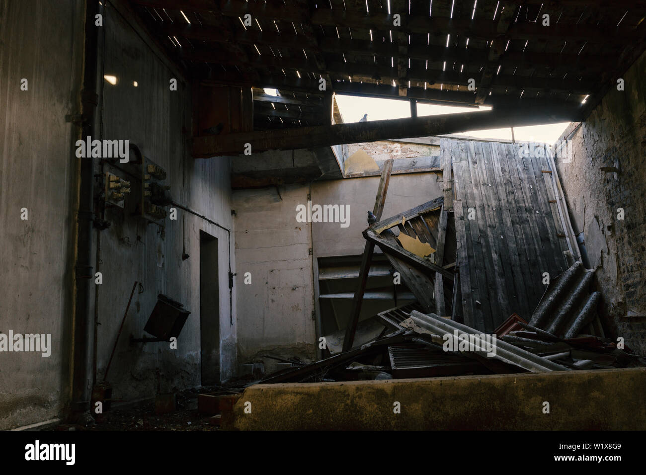 Destroyed and abandoned building Stock Photo - Alamy