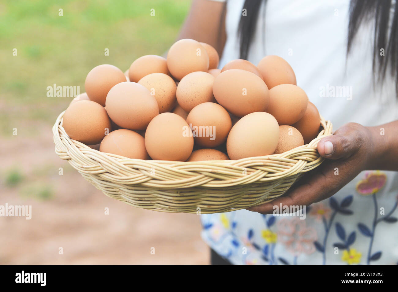 Wooden Chicken Hen Egg Holder Basket