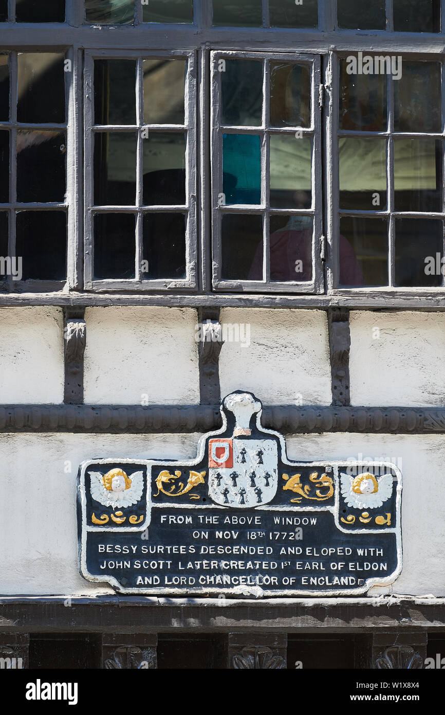 Commemorative plaque on a house in Newcastle, England, about the elopement in 1772 of Bessy Surtees and John Scott, later 1st Earl of Eldon. Stock Photo