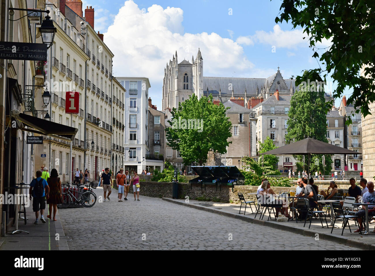 Nantes (north-western France): real estate, properties around the Castle of the dukes of Brittany. Atmosphere in the street 'rue des Etats' Stock Photo