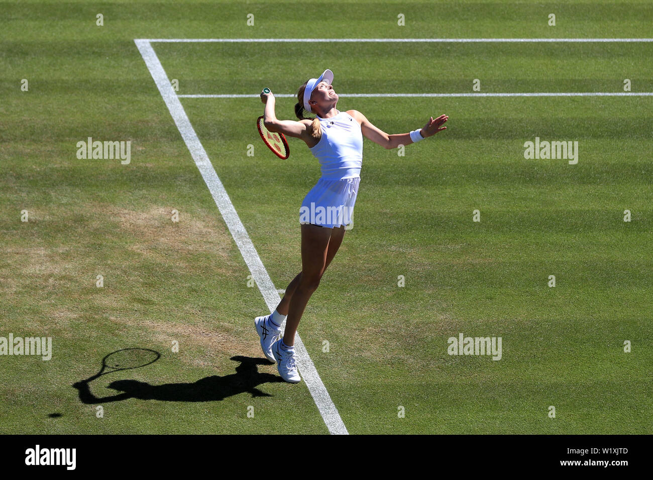 Harriet Dart in action against Beatriz Haddad Maia on day four of the