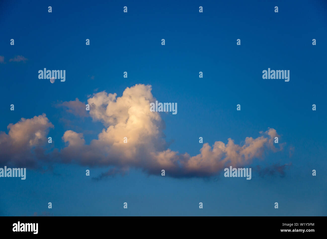Blue sky background with cumulus clouds in sun rays Stock Photo - Alamy