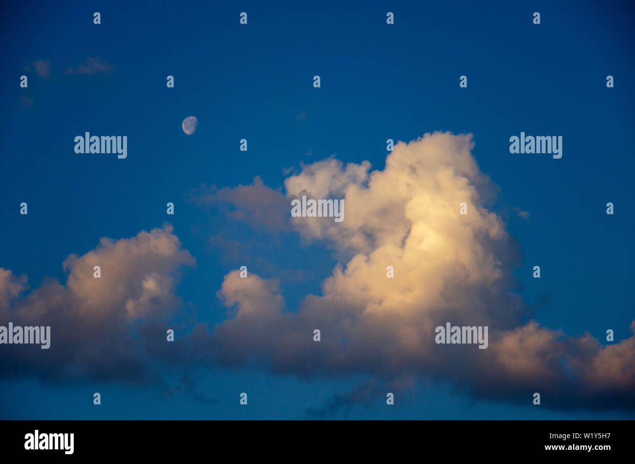 Blue sky background with cumulus clouds in sun rays Stock Photo - Alamy