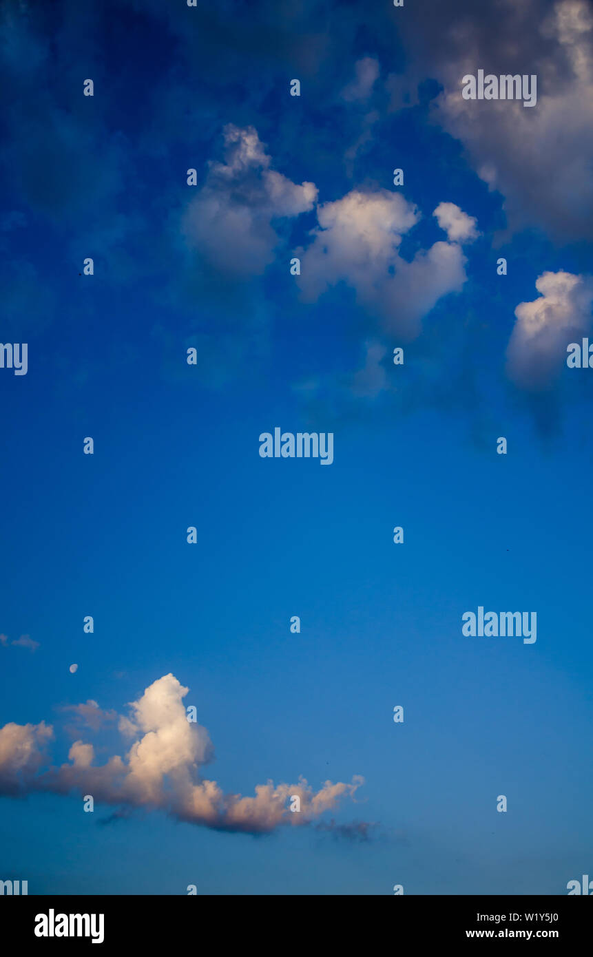 Blue sky background with cumulus clouds in sun rays Stock Photo - Alamy