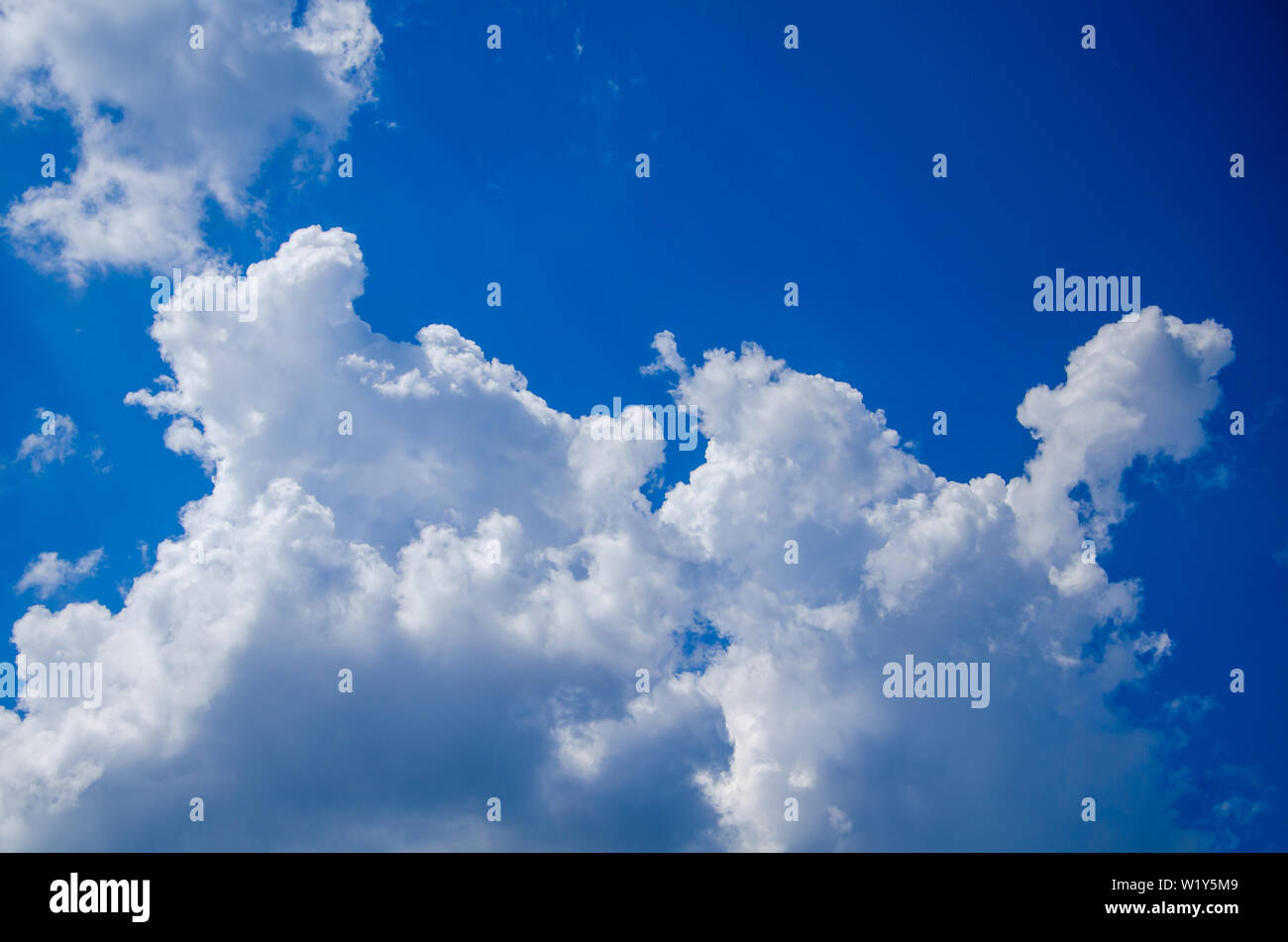 Blue sky background with white cumulus clouds Stock Photo - Alamy
