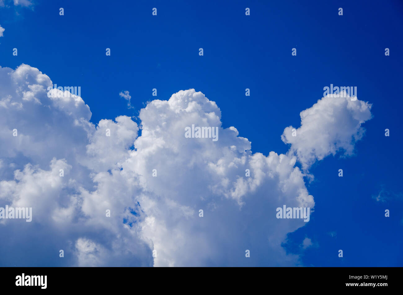 Blue sky background with white cumulus clouds Stock Photo - Alamy