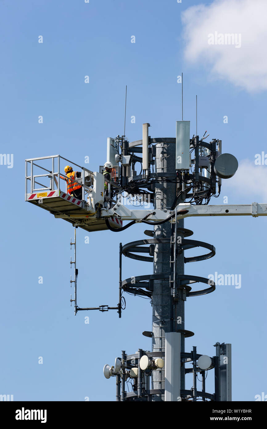 Mast lift hi-res stock photography and images - Alamy