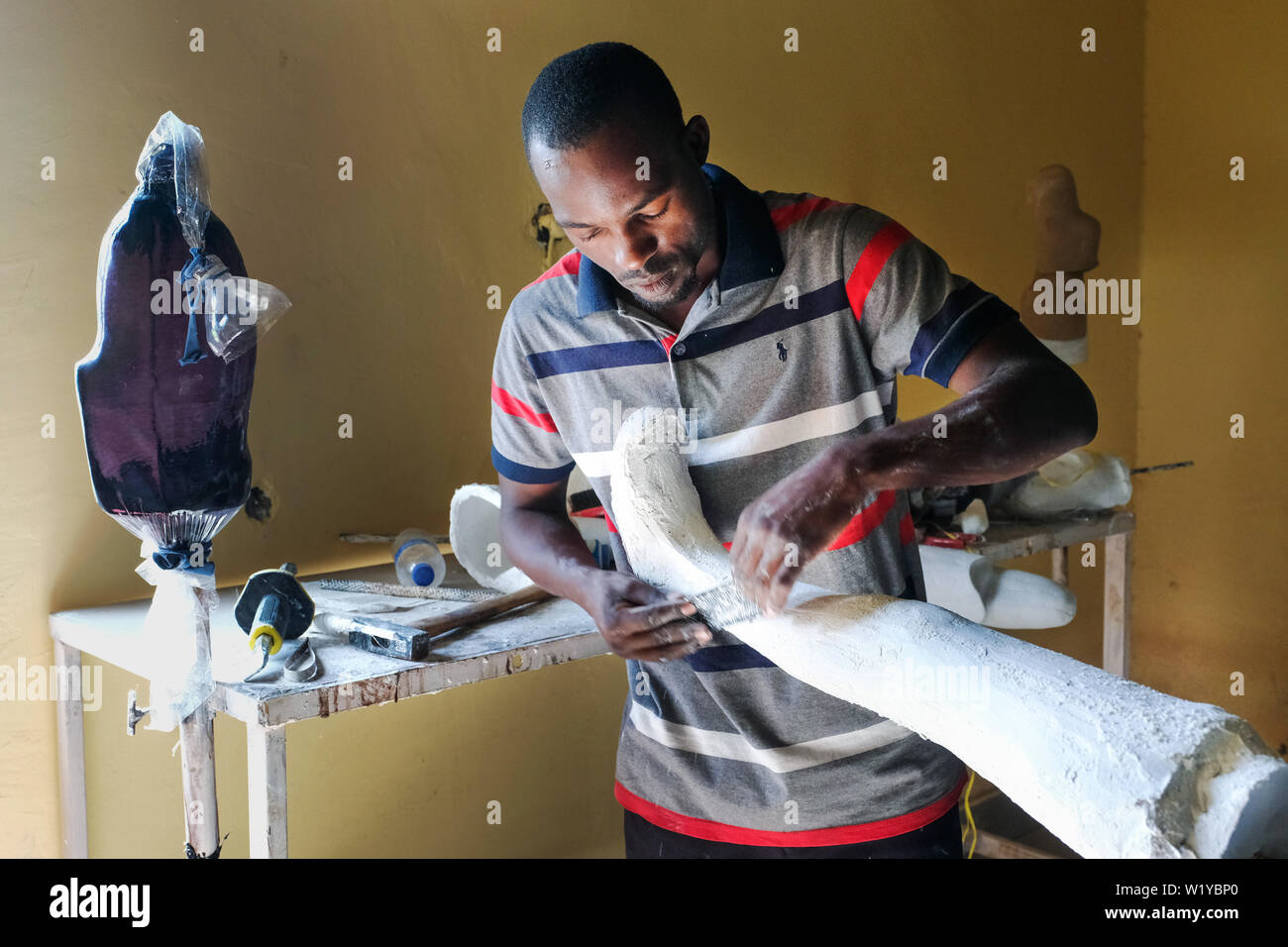 Prosthesis workshop at the Iyunga rehabilitation center in Mbeya, Tanzania, Africa.   ---   Prothesenwerstatt im Iyunga Rehabilitationszentrum, Simama-Projekt in Mbeya, Tansania. Stock Photo