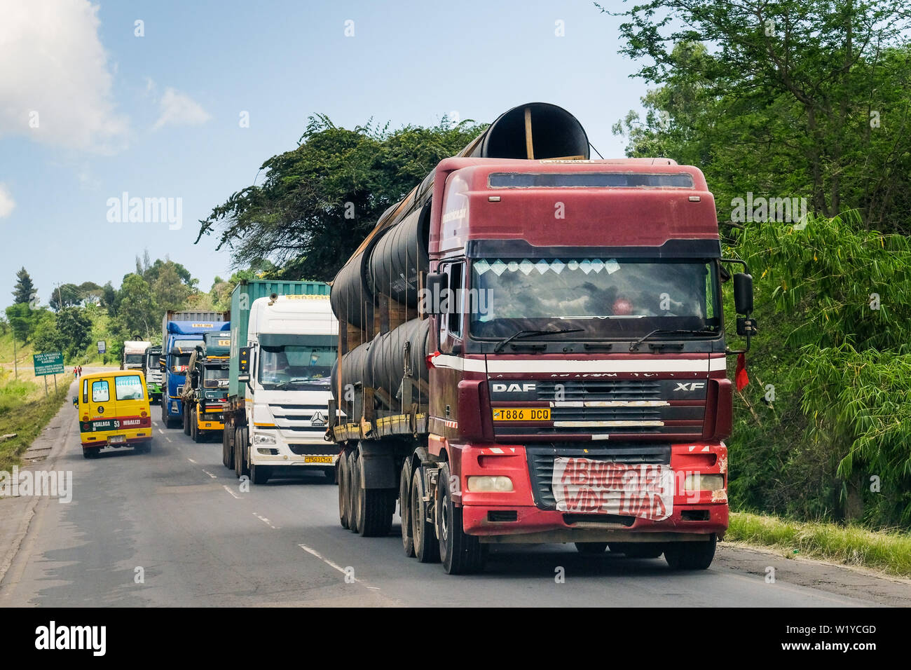 Long distance traffic on the Tanzania-Zambia Highway at Mbeya, Tanzania   ---   Fernverkehr auf dem Tansania-Sambia-Highway bei Mbeya, Tansania Stock Photo