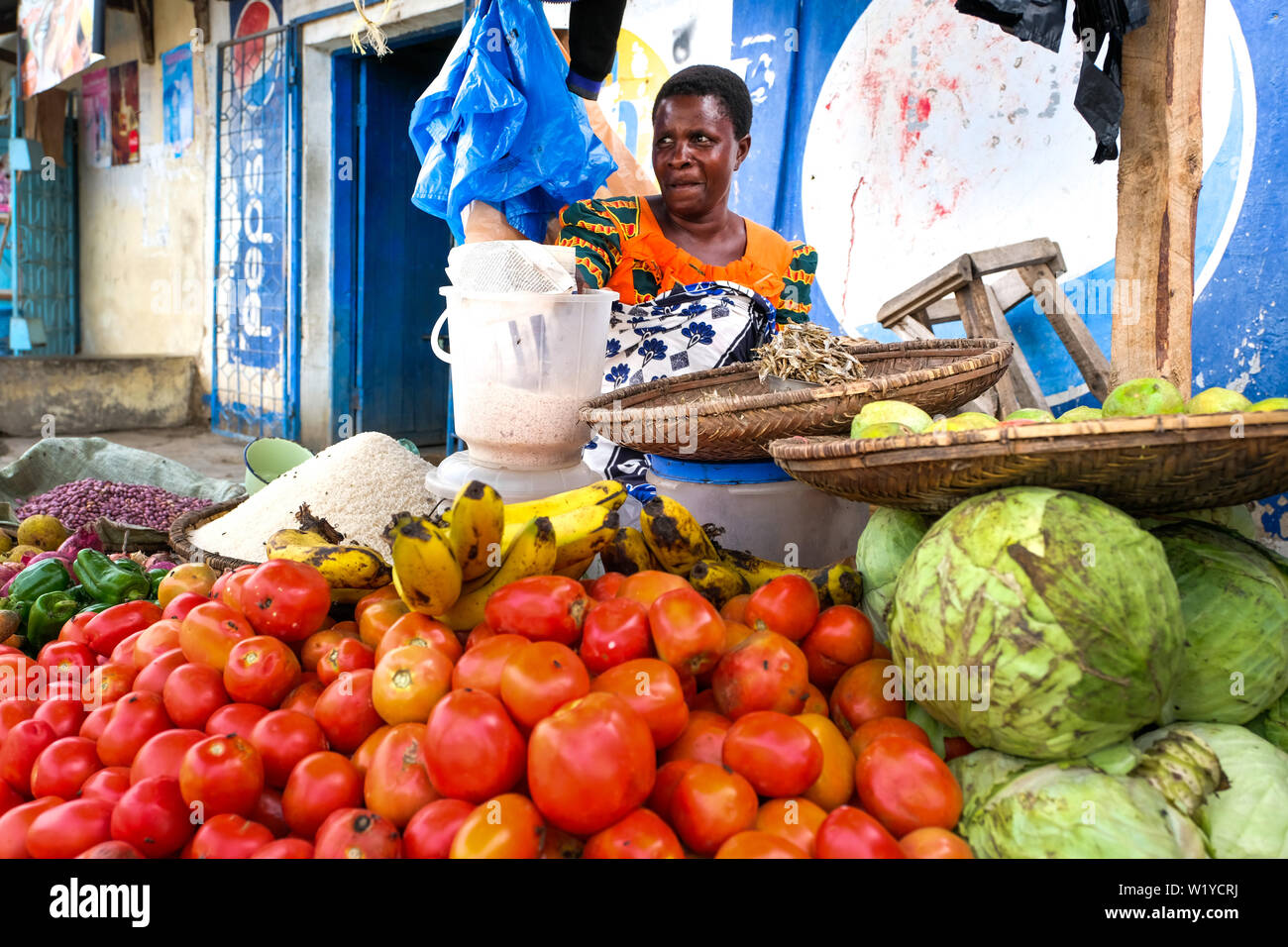 Fruit and vegetable stall in Mbeya, Tanzania., Africa   ---   Obst- und Gemüsestand in Mbeya, Tansania. Stock Photo