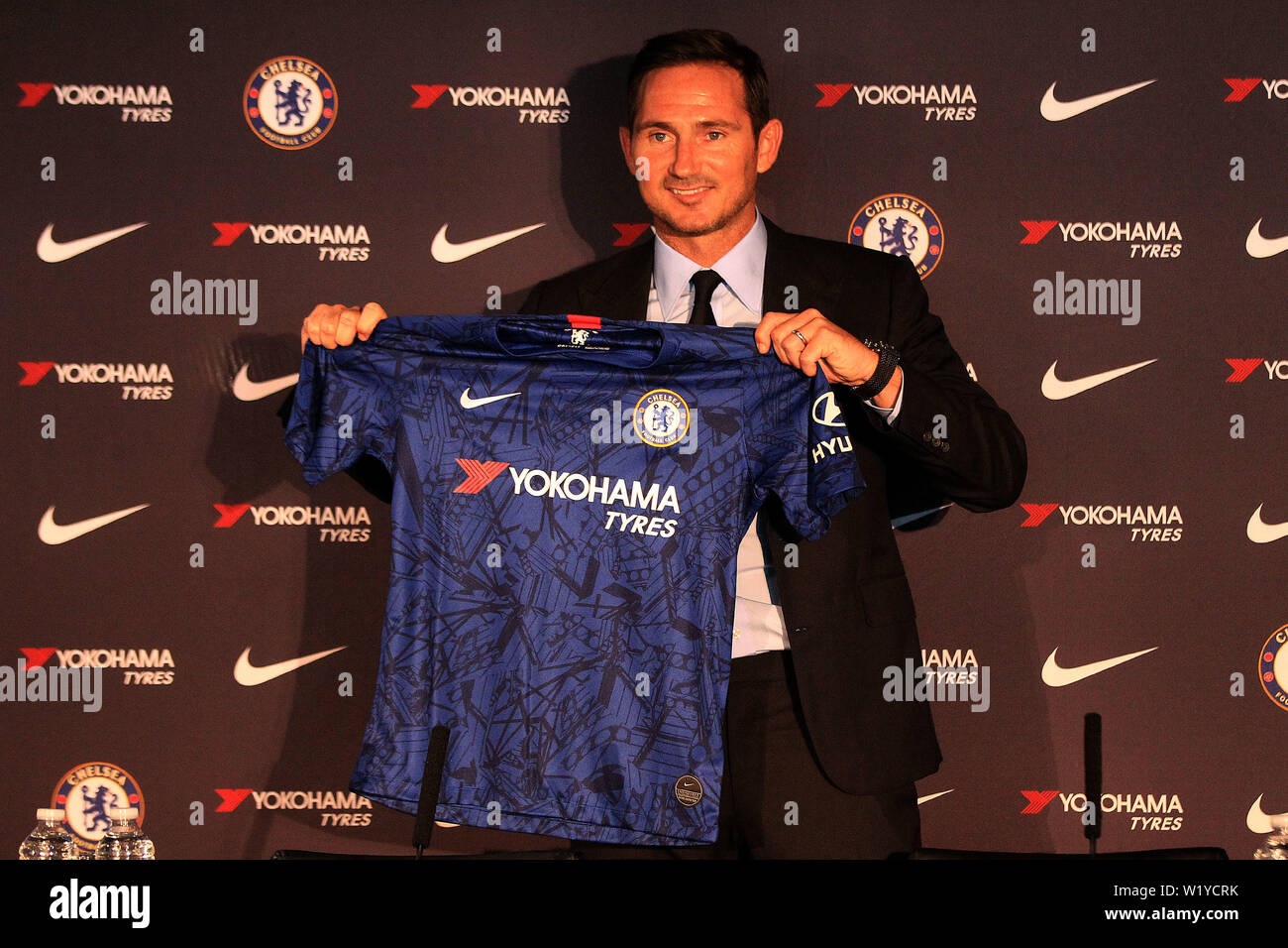 London Uk 04th July 2019 New Chelsea Head Coach Frank Lampard Holds The Chelsea Shirt Before His First Press Conference As Head Coach Of Chelsea Frank Lampard Is Announced As The New