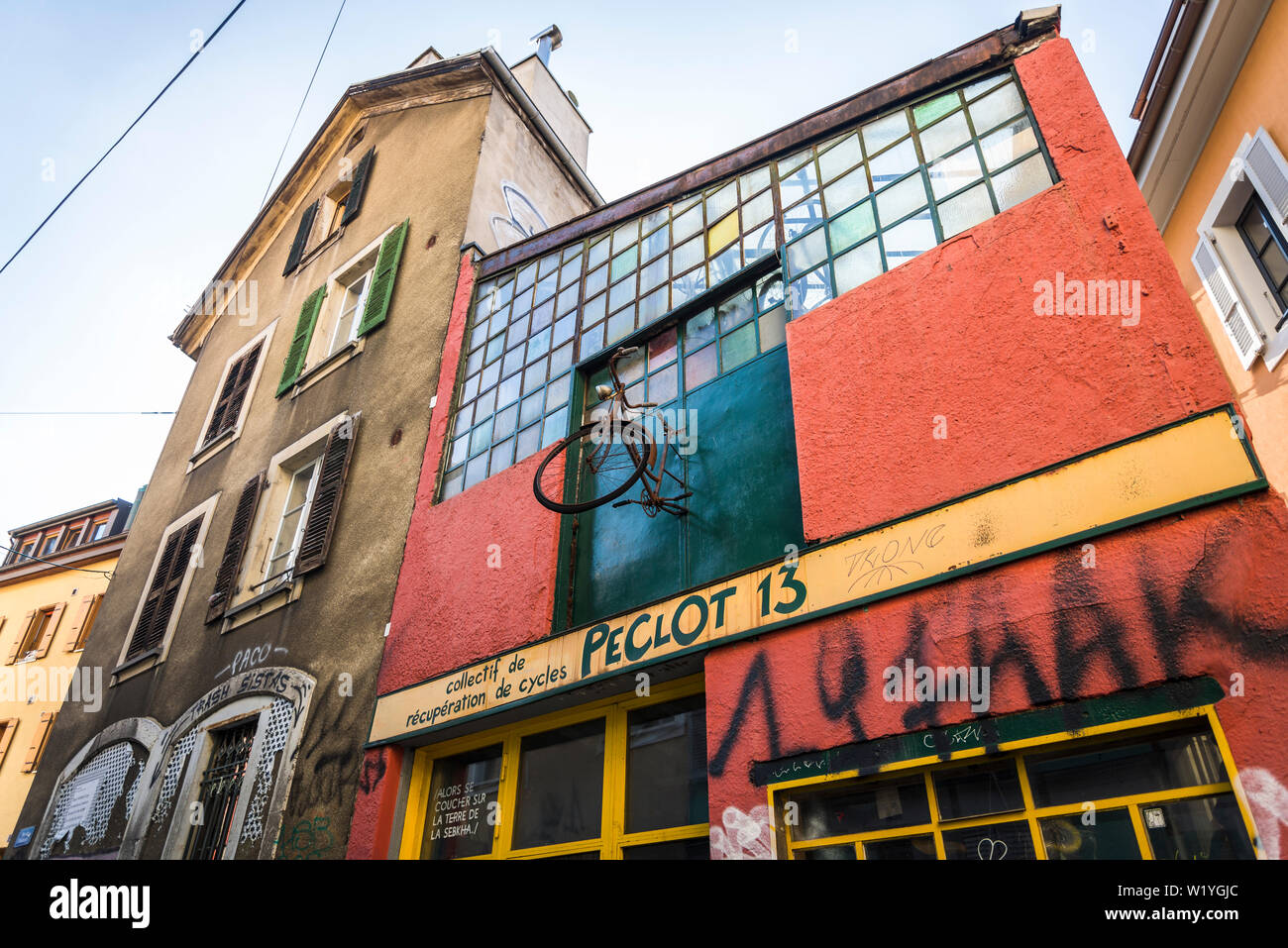 Alternative Bicycle repair shop, Les Grottes neighbourhood, a bohemian