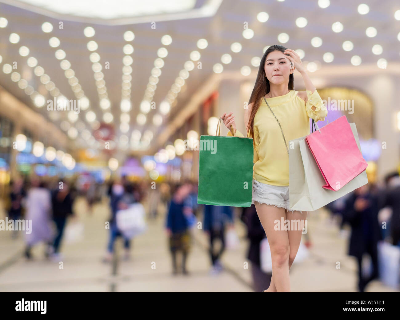 Asian girl shopping hi-res stock photography and images - Alamy