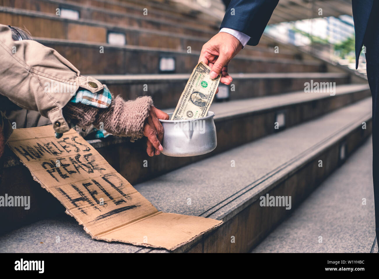 Доллары в руках. Человек отдает деньги. Деньги на ладони. Сбережение денег. Одолжить деньги.