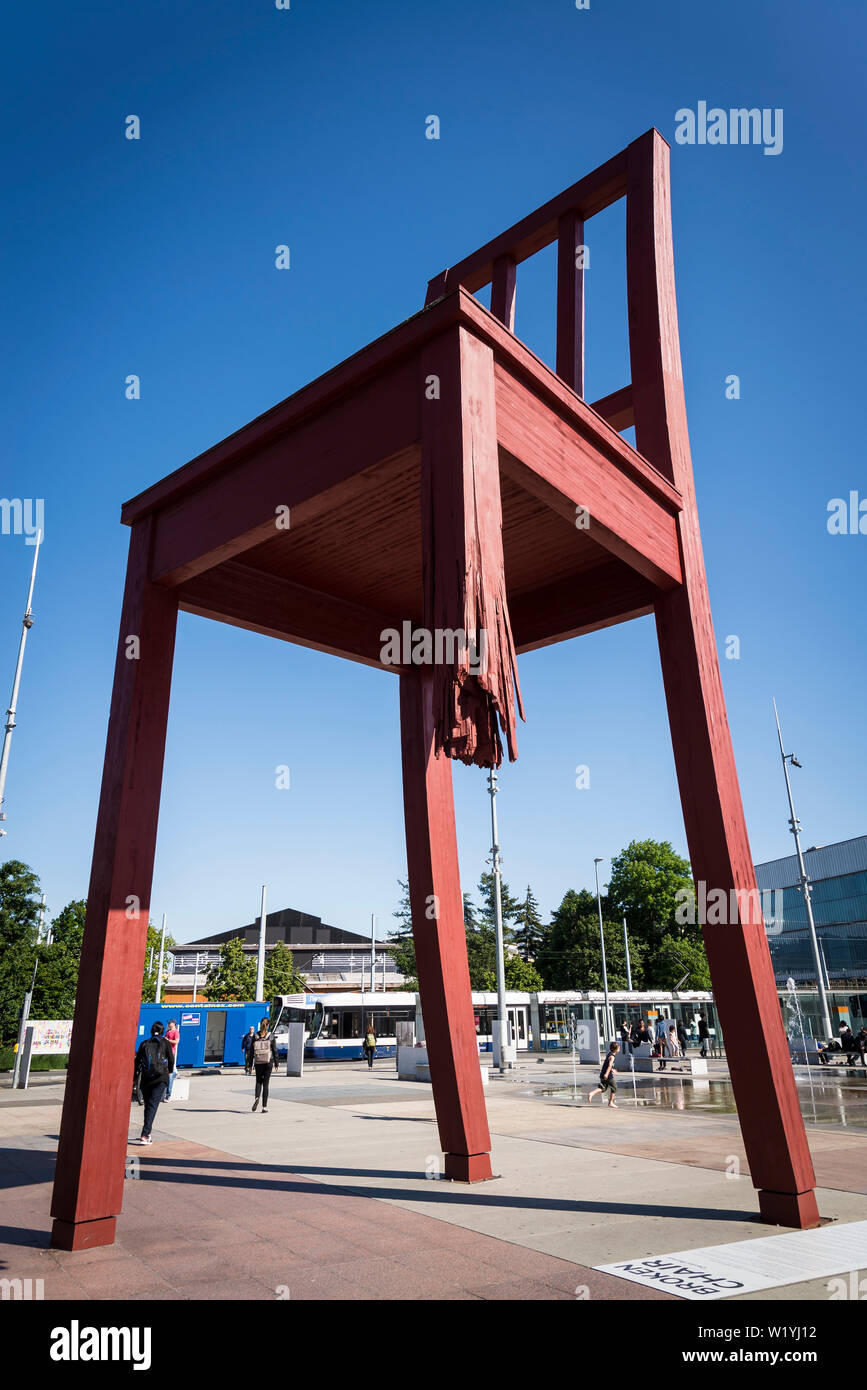 Broken Chair, a monumental sculpture in wood by the Swiss artist Daniel Berset, constructed by the carpenter Louis Genève, Geneva, Switzerland Stock Photo