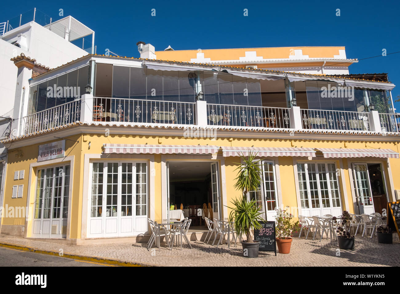 Restaurante Vila Velha with roof terrace and outdoor seating area in Alvor, Algarve, Portugal Stock Photo