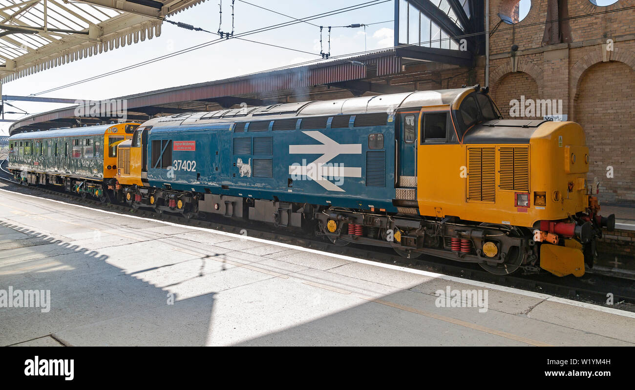 British Rail Class 37 diesel locomotive in big logo BR blue scheme at York station with 975025 Caroline inspection saloon Stock Photo
