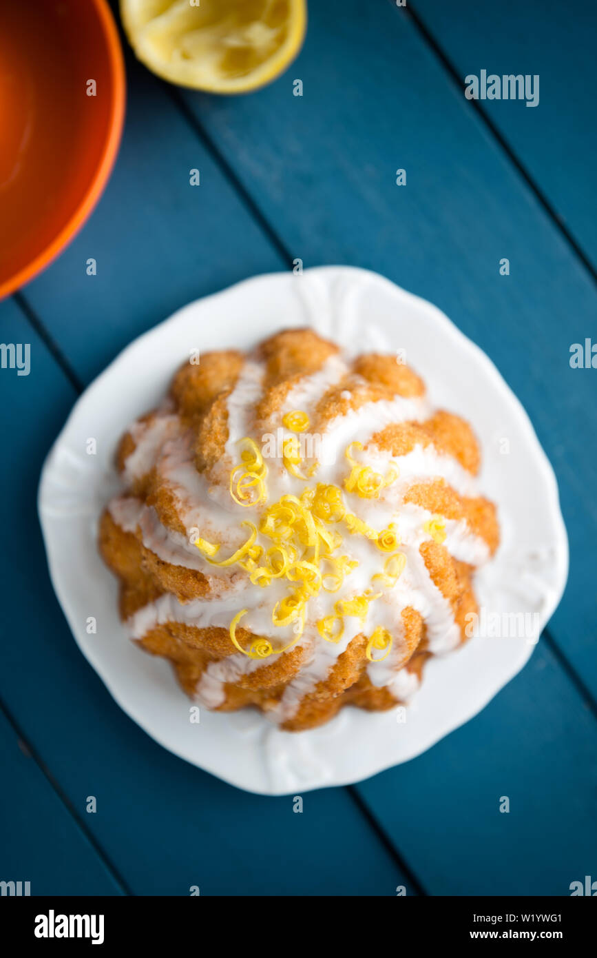 vegan lemon drizzle cake Stock Photo - Alamy