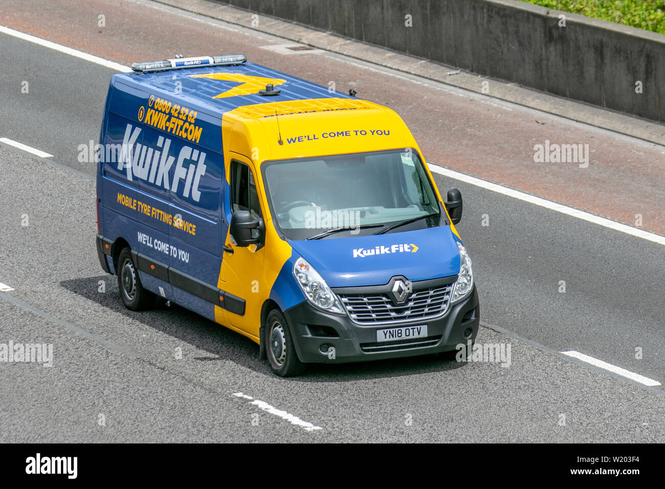 Kwik fit Reifen Reifen und Auspuff Mitte Zentrum Kette Autos Wartung Shop Autoreifen  Reifen uk Monteur Monteure Stockfotografie - Alamy