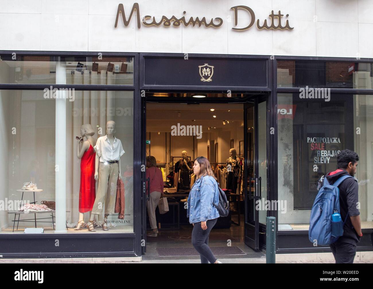 Grafton Street, Dublin, Ireland. The Massimo Dutti store on Dublin's  Grafton Street Stock Photo - Alamy