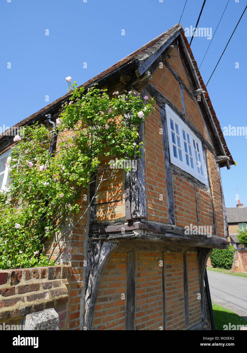 On The Ridgeway Path, Grade 2 Listed Building, Historic Tudor House