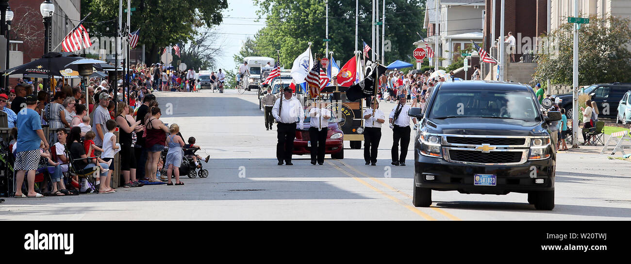 Bettendorf, Iowa, USA. 4th July, 2019. Hundreds of local residents