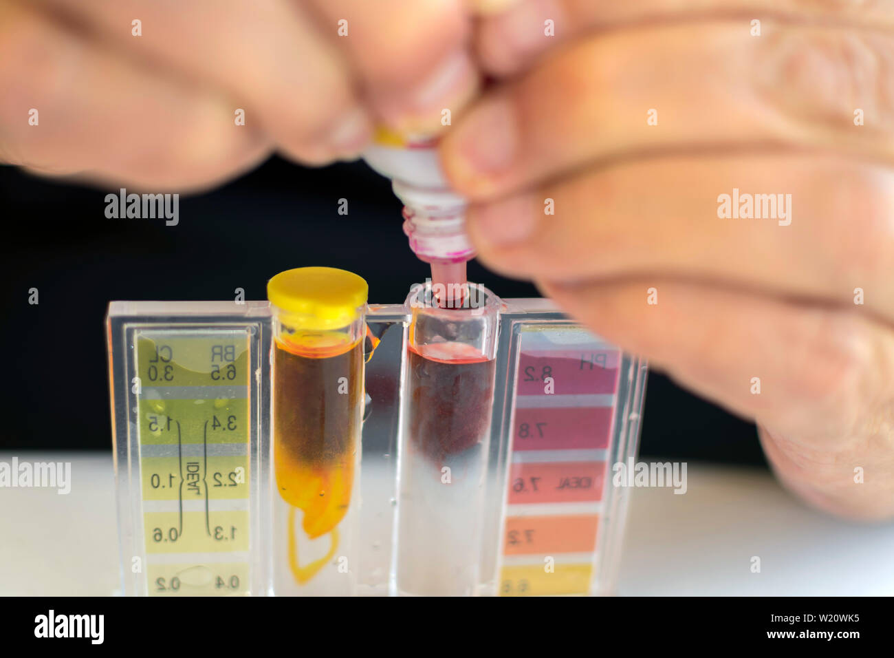 Ph testing kit hi-res stock photography and images - Alamy