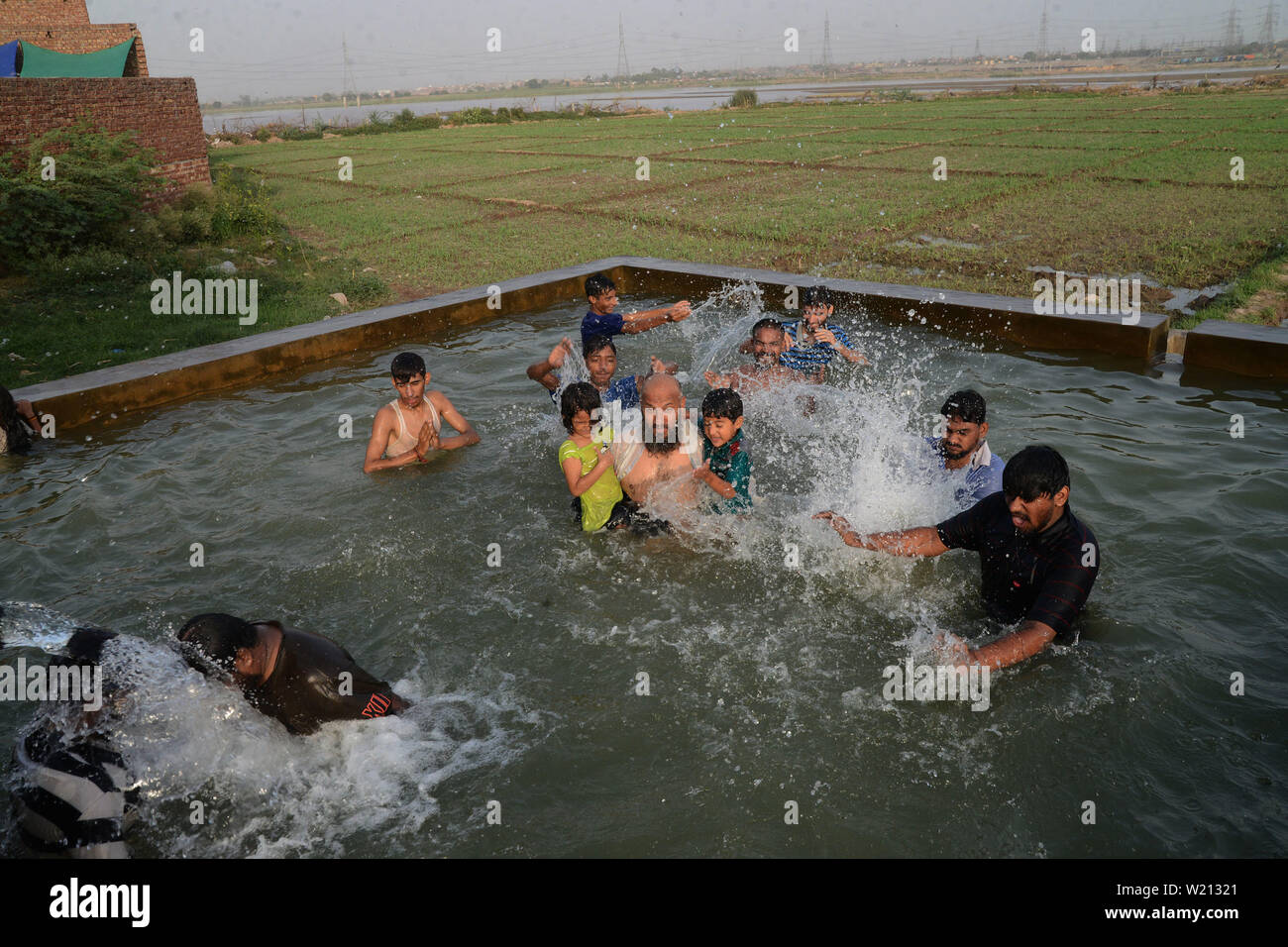 Lahore Pakistan 01st July 2019 Pakistani Youths Cool Off From
