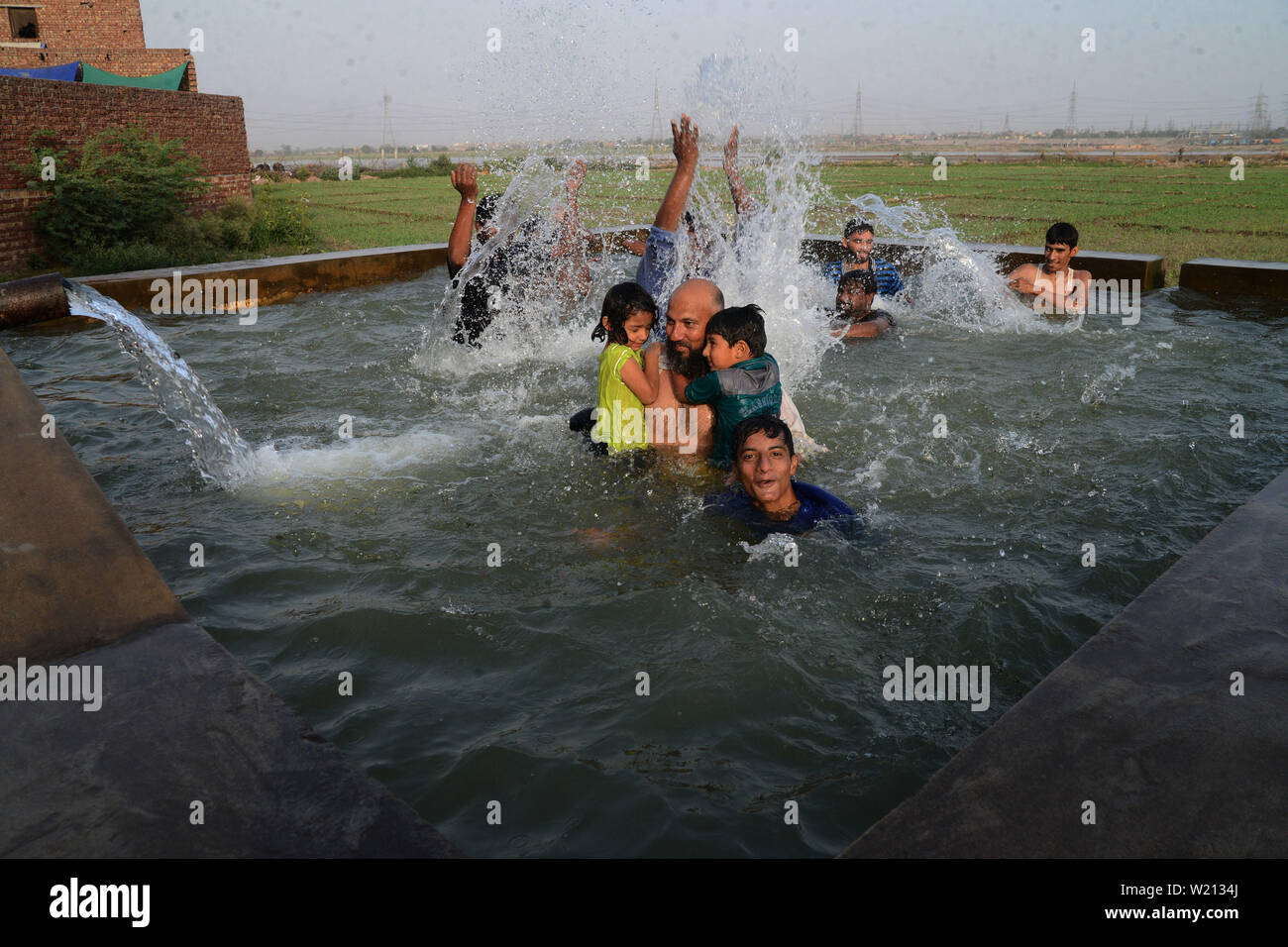 Lahore Pakistan 01st July 2019 Pakistani Youths Cool Off From