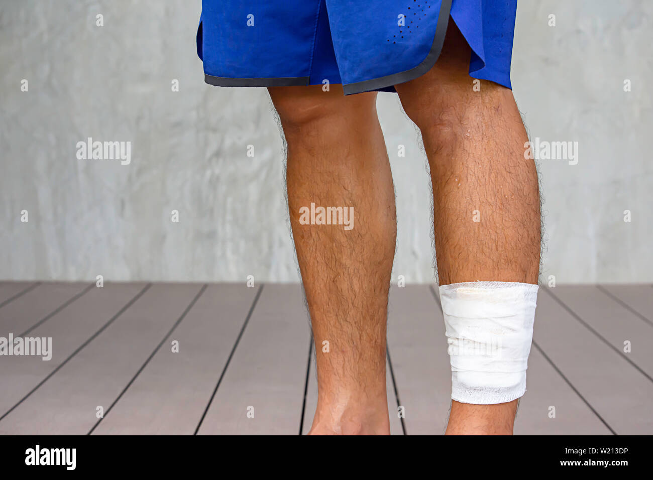 The white gauze bandages around the legs Background wall and wooden