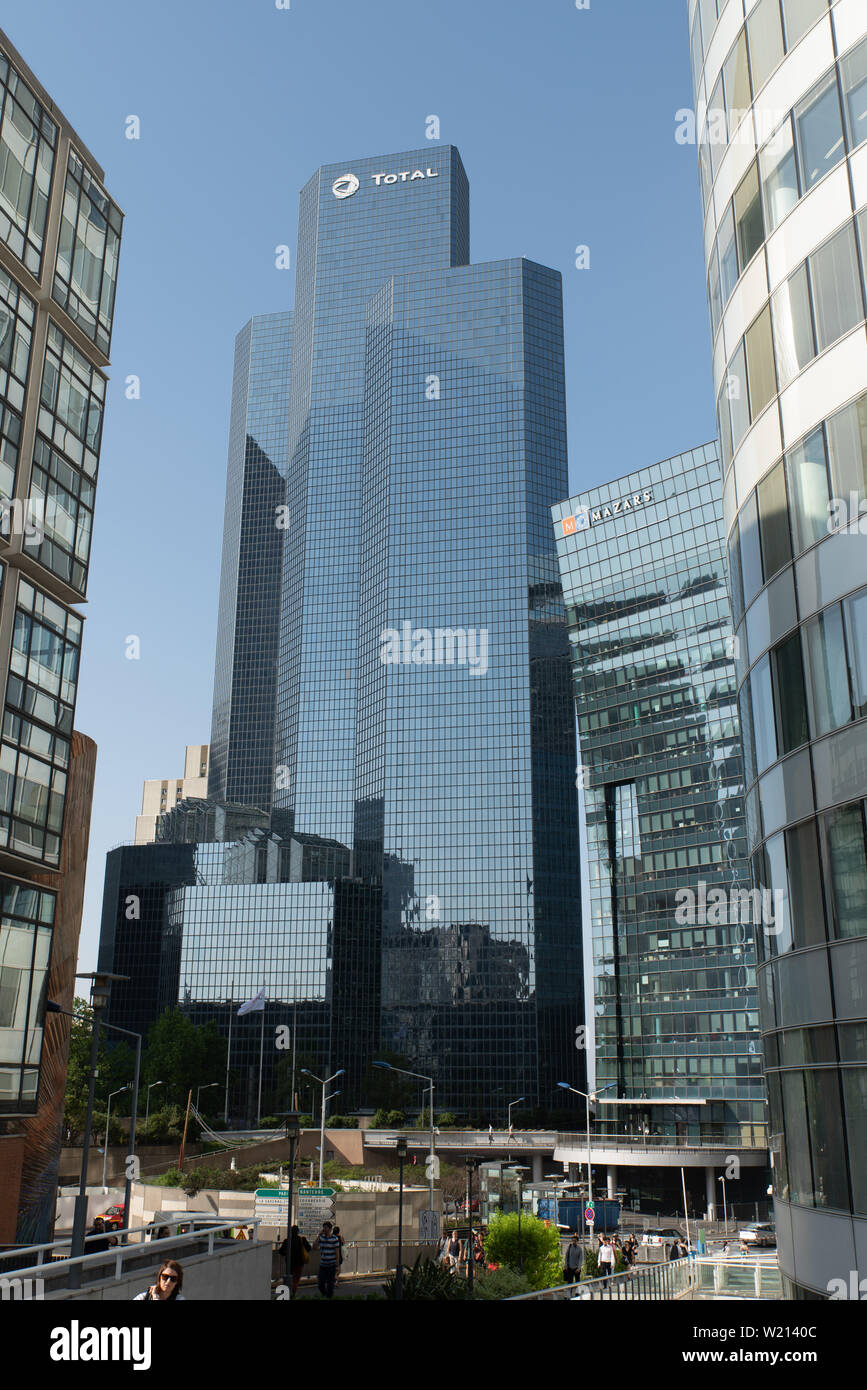 TOTAL, ein französischer großer Energieversorger mit Hauptsitz in La Défense (Pariser Geschäftsviertel). // TOTAL, a French major energy operator, hea Stock Photo