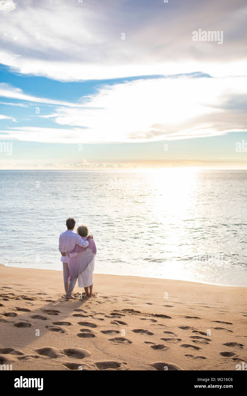 Happy senior couple on beach Stock Photo - Alamy