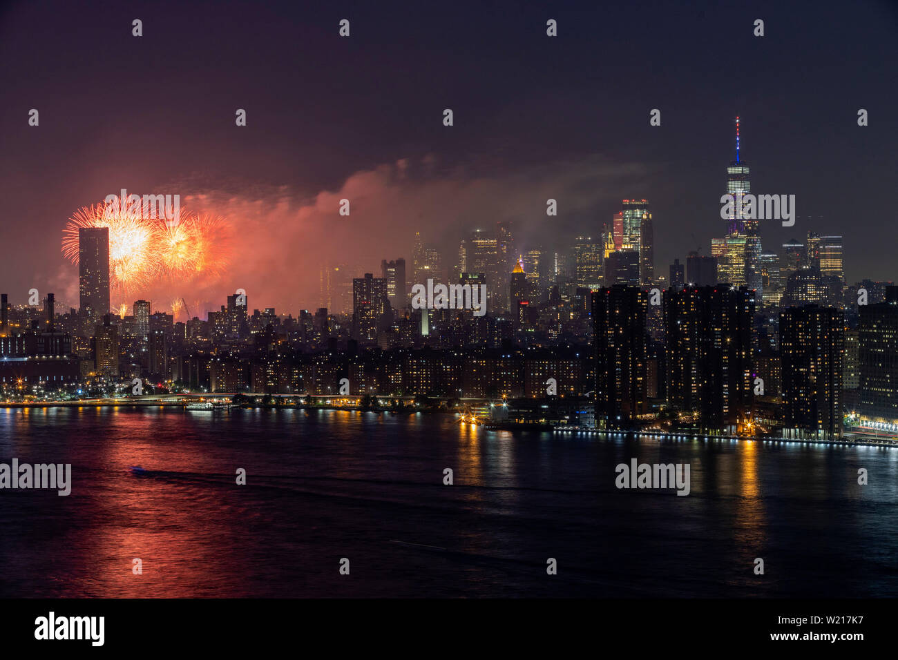 New York, USA. 4th July, 2019. Fireworks are displayed during the Macy's 4th of July Fireworks 2019 to celebrate U.S. Independence Day in New York, the United States, July 4, 2019. Credit: Li Muzi/Xinhua/Alamy Live News Stock Photo