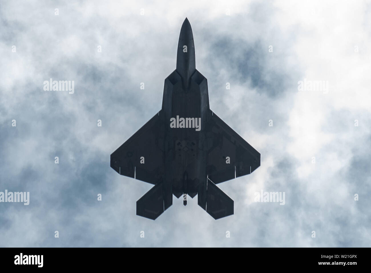The F-22 Raptor flies over Traverse City, Mich. during the National Cherry Festival June 29, 2019. Representing the U.S. Air Force and Air Combat Command, the F-22 Demo Team travels to 25 air shows a season to showcase the performance and capabilities of the world's premier 5th-generation fighter. (U.S. Air Force photo by 2nd Lt. Samuel Eckholm) Stock Photo