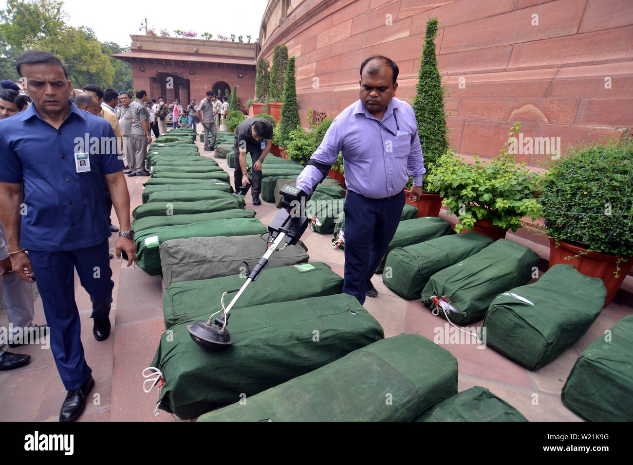 (190705) -- NEW DELHI, July 5, 2019 (Xinhua) -- Security personnel check the budget papers at the parliament house in New Delhi, India, on July 5, 2019. India's Finance Minister Nirmala Sitharaman presented the country's General Budget 2019-20 in parliament on Friday, officials said. (Xinhua/Partha Sarkar) Stock Photo