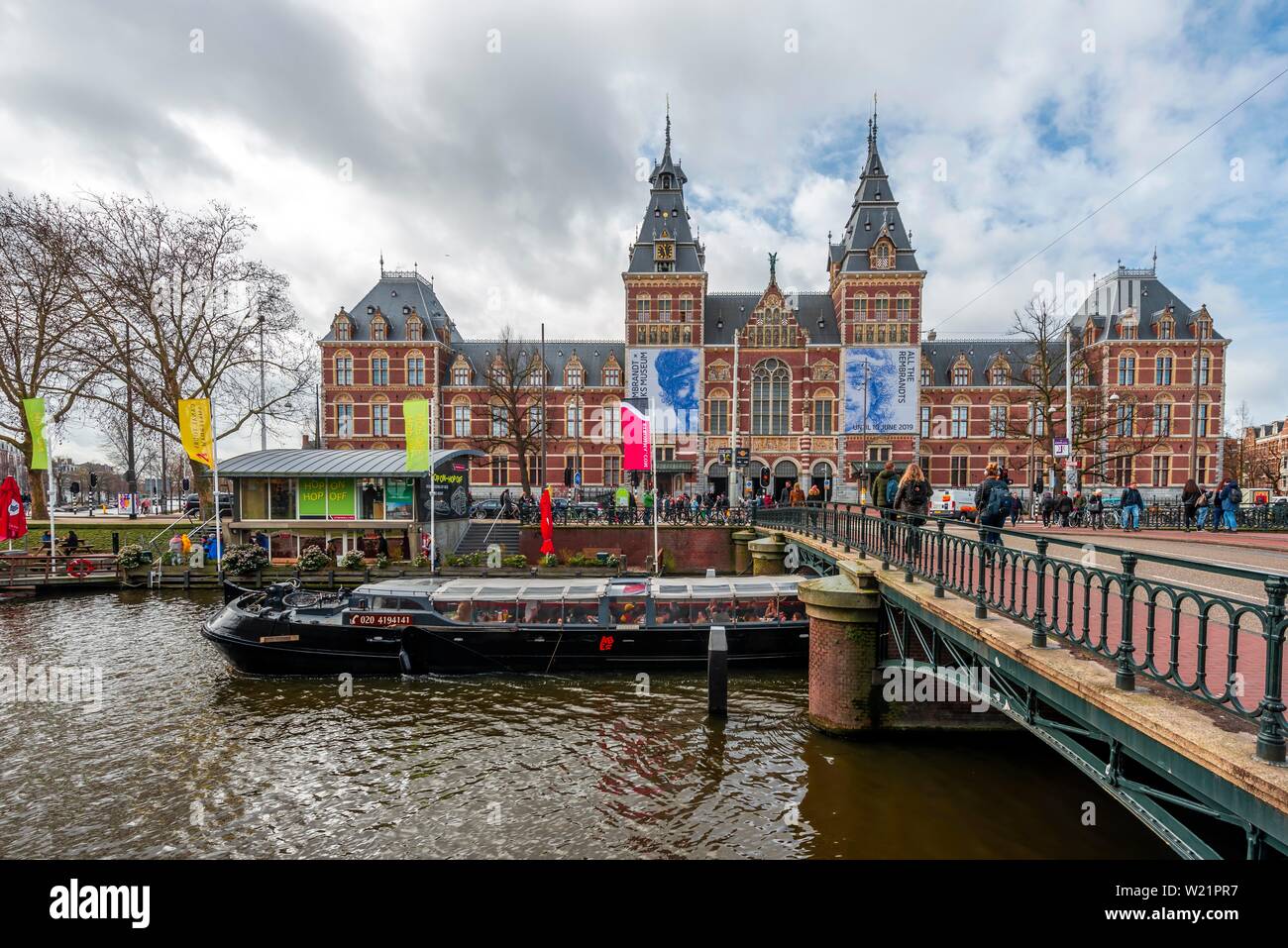 Excursion boat and bridge over Spiegelgracht with Rijksmuseum, Reichsmuseum Amsterdam, North Holland, Netherlands Stock Photo