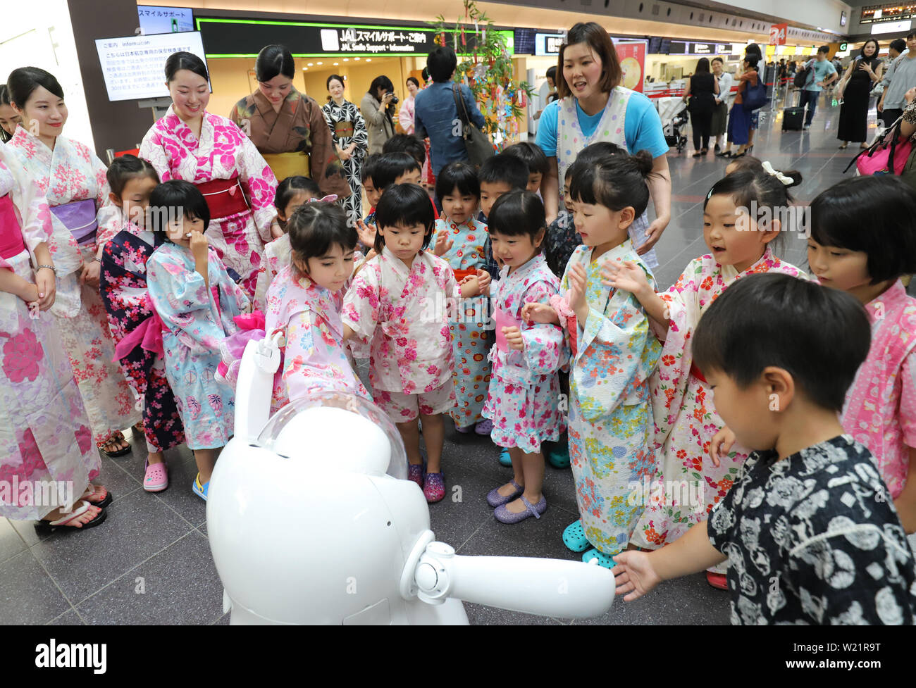 dialog Marquee tæt Tokyo, Japan. 5th July, 2019. Children of the Haneda Airport Anju nursery  school shake their hands wth a master-slave robot JET after they sang songs  for the Tanabata star festival at a