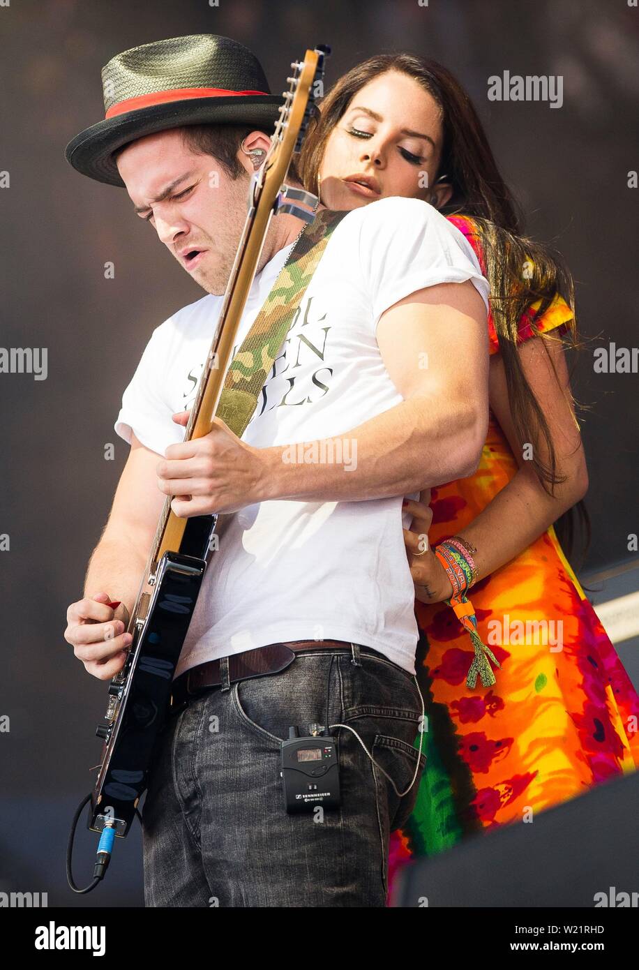 Lana Del Rey performs on the Pyramid Stage with guitarist Blake Stranathan  (Blake Lee) on the Saturday of Glastonbury Festival in Pilton, Somerset. 28  June 2014 Stock Photo - Alamy